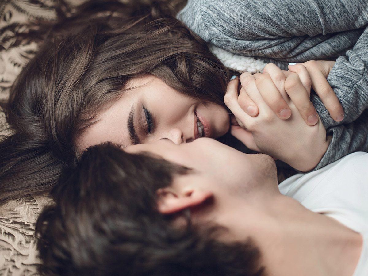 Русская парочка влюбляется друг в друга во время первого секса - секс порно видео