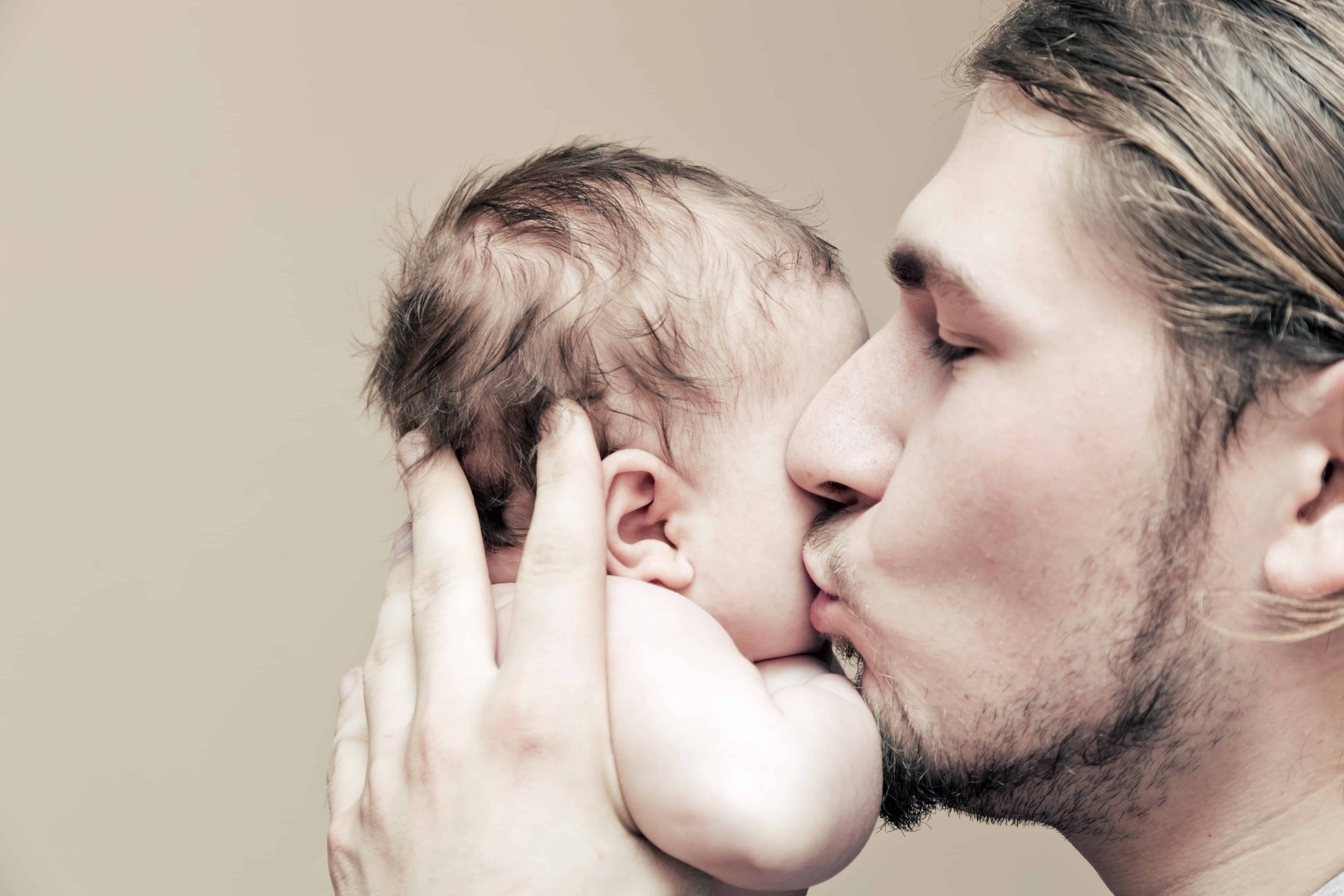 Мама папа поцелуй. Папа целует малыша. Папа целует сына. Папа целует новорожденного. Младенец целует папу.