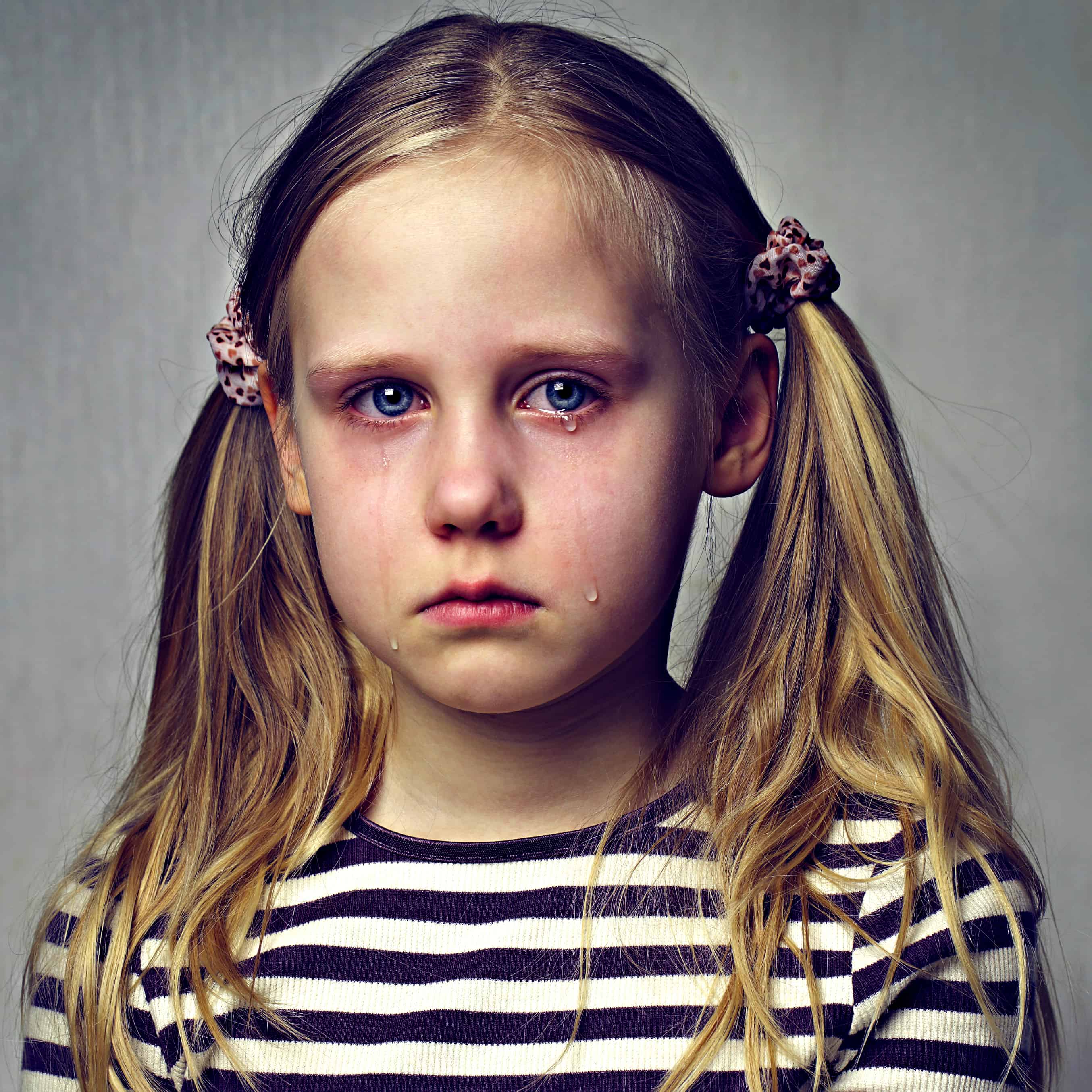 девочка плачет 10 лет. обкончанное лицо подростка. девочка плачет 10 лет. девочка 7 лет плачет. девочка плачет.