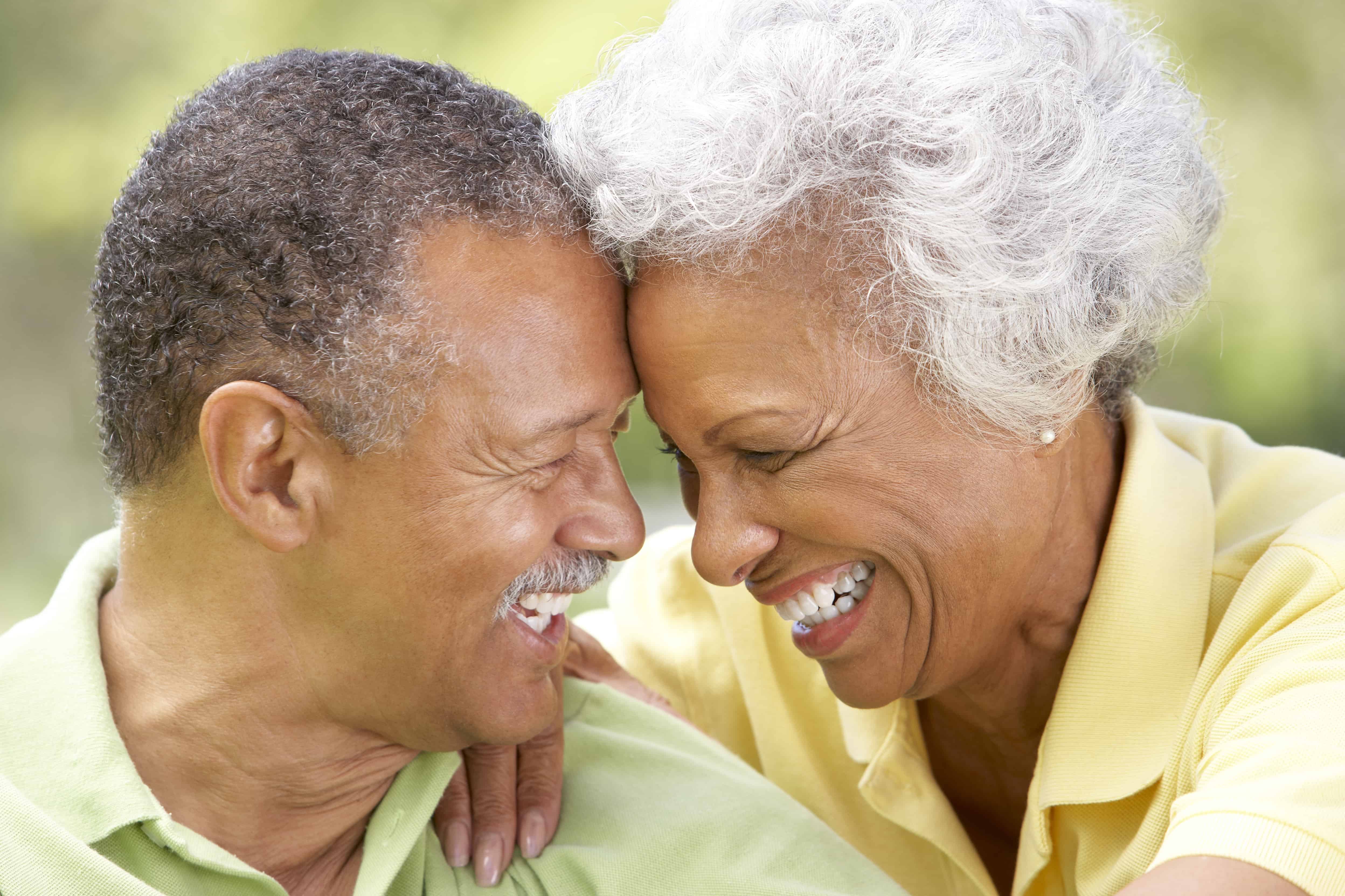 Do your grandparents. Счастливые пенсионеры. Темнокожие пожилые люди. Счастливые пожилые люди. Счастливые старики.