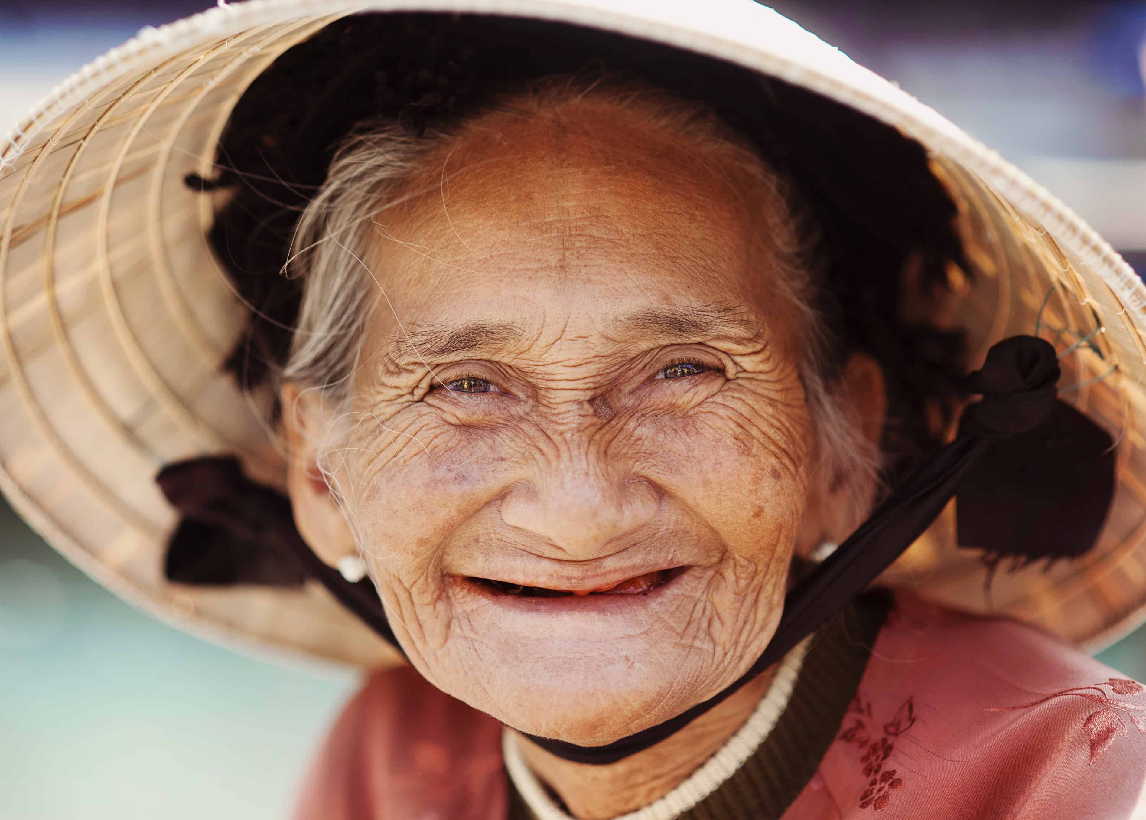Бабушка азиат. Бабка улыбается. Старуха улыбается. Улыбка старухи. Старая женщина улыбается.
