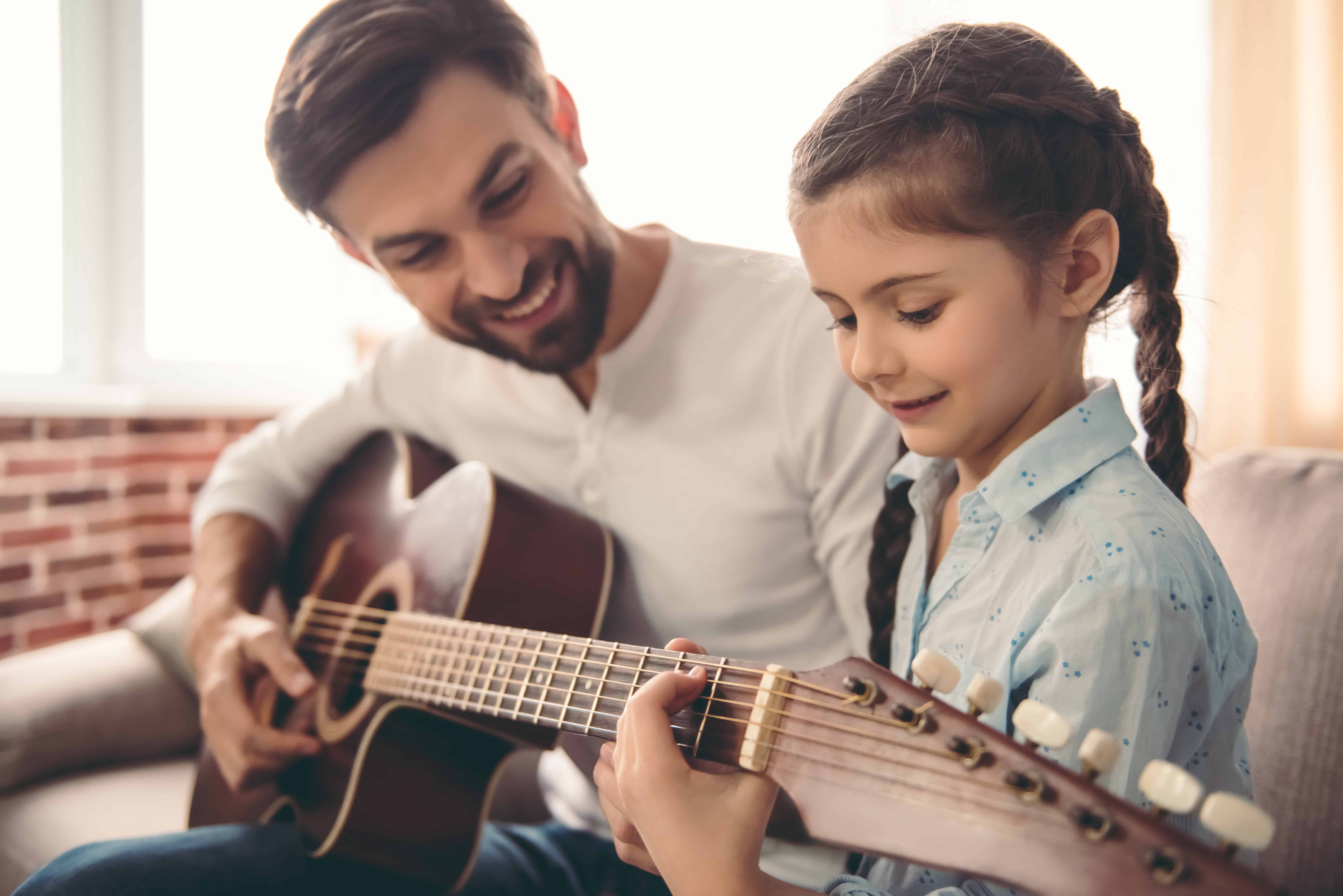Песня отцу на гитаре. Гитара для детей. Пение дети. Ребенок с гитарой и родителями. Ребенок играет на гитаре.
