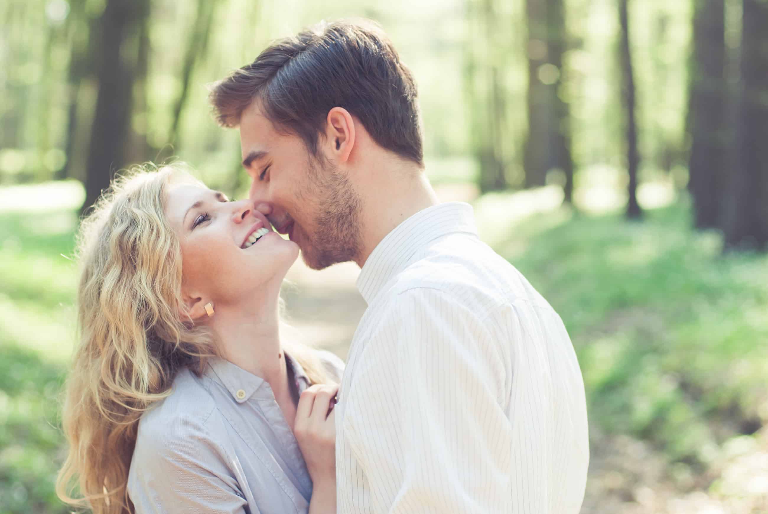 Мужчина целует жену. Мужчина вдыхает аромат женщины. Запах любви. Девушка целует. Парень целует девушку.