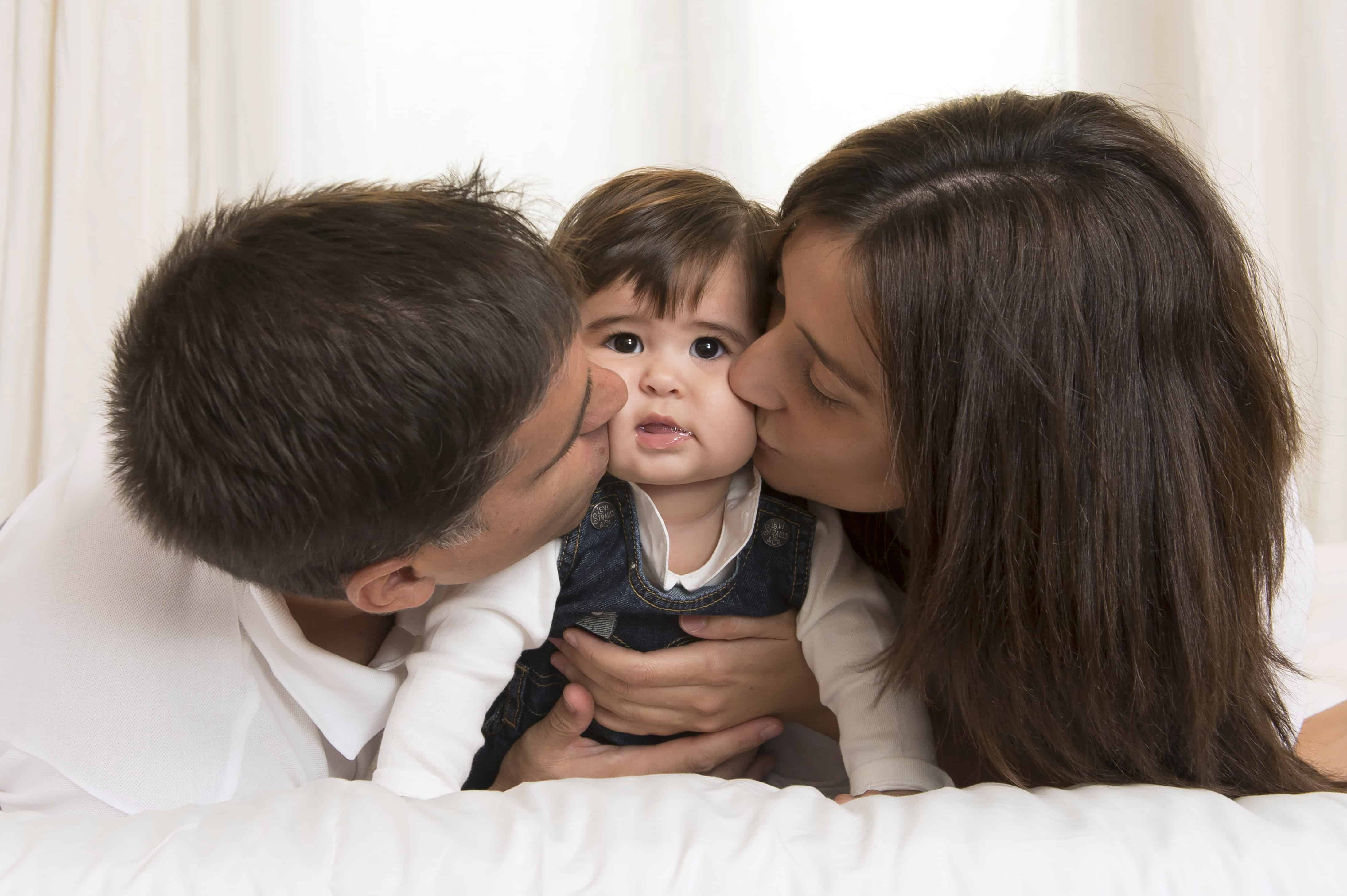 Мама папа поцелуй. Отец целует дочь. Фотография мама и папа целуют дочку. Папу целует дочь и мама. Родители целуют дочь.