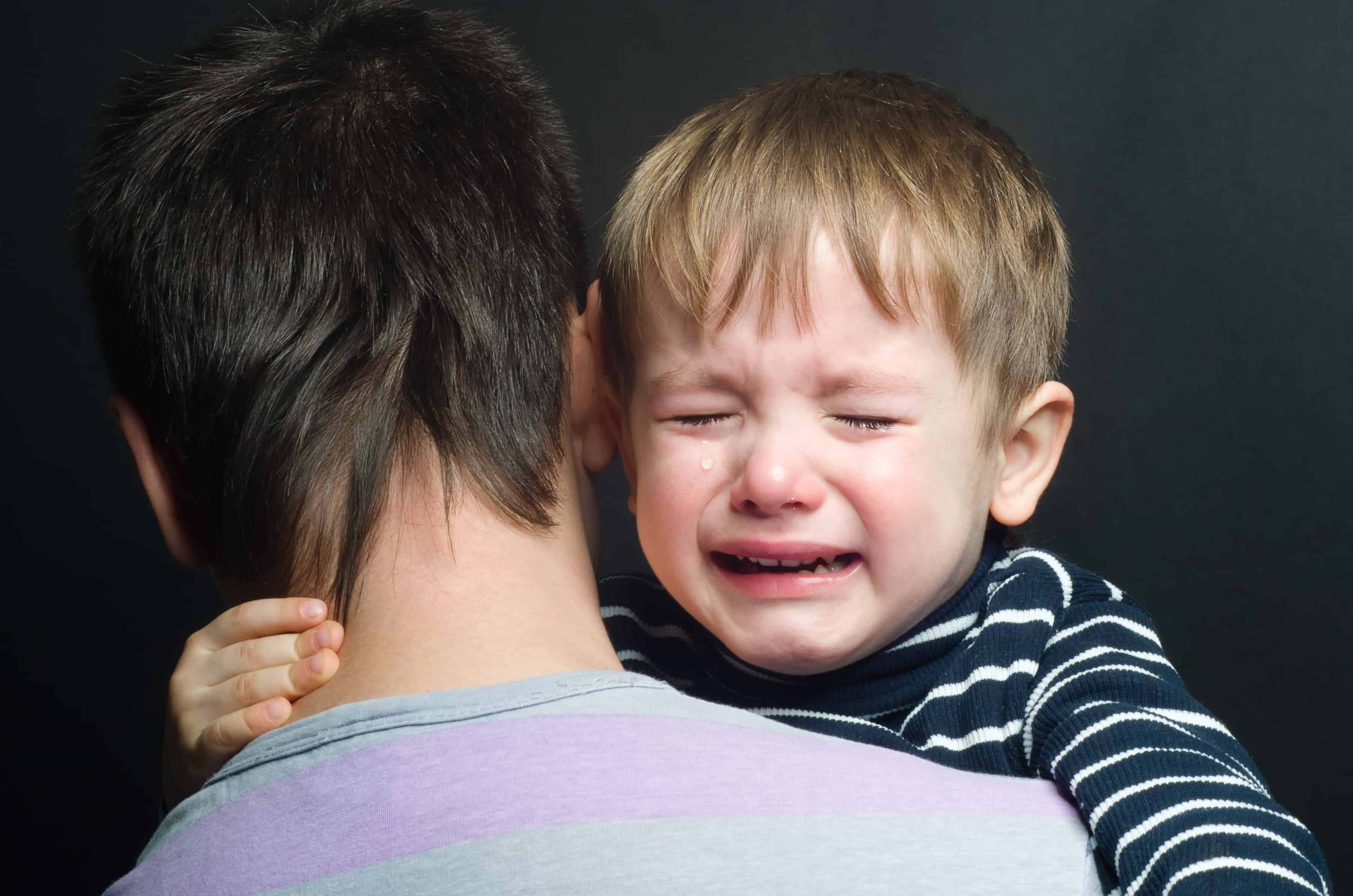 Воспитатель обижает ребенка. Ребенок плачет. Плачущий ребенок. Плачущие дети в детском саду. Плачущий ребенок и родители.