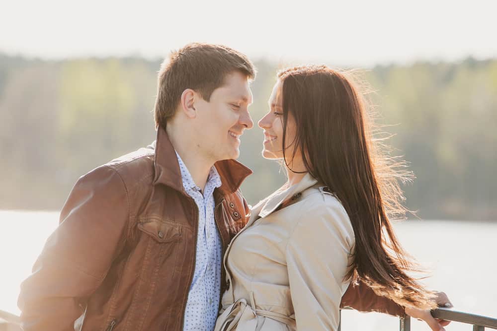 Какие парни привлекают. Картинка привлекающая мужчин. Young couple East Germany.