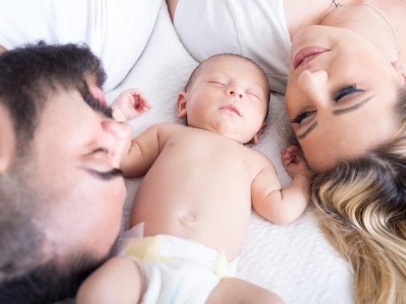 Newborn and Parents Pixabay